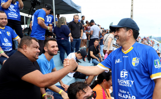 Em Palmas, governador Wanderlei Barbosa prestigia partida do Campeonato Tocantinense no Estádio Nilton Santos