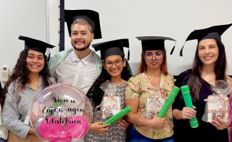 Hospital e Maternidade Dona Regina homenageia residentes formandos em enfermagem obstétrica
