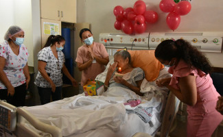 Surpresa! HGP realiza festa de aniversário para paciente idosa