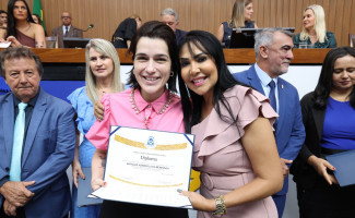 Médica do HGP é homenageada na Assembleia Legislativa
