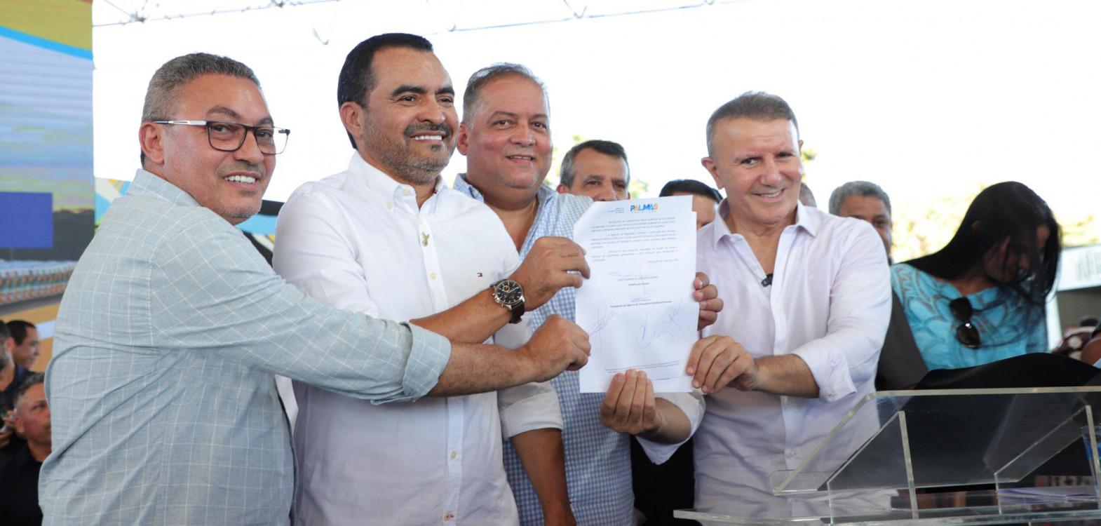Governador Wanderlei Barbosa segura documento da ordem para operação da frota durante a solenidade de apresentação dos novos ônibus coletivos da capital