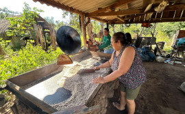 Com apoio do Governo do Tocantins, oficina de produção de óleo de coco babaçu fortalece trabalho das mulheres agroextrativistas em Araguacema