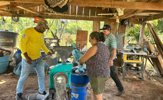 Com apoio do Governo do Tocantins, oficina de produção de óleo de coco babaçu fortalece trabalho das mulheres agroextrativistas em Araguacema