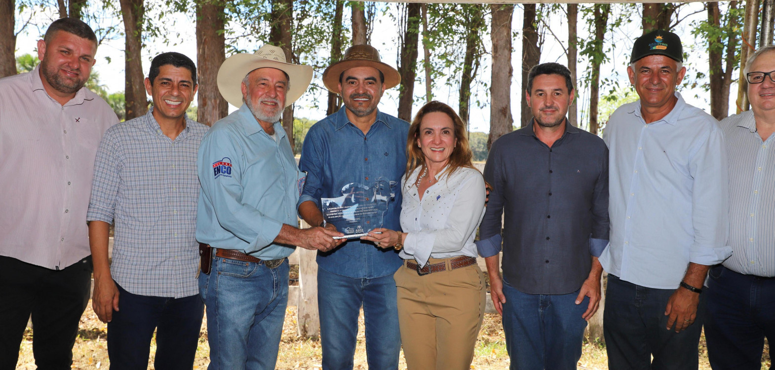 Governador Wanderlei Barbosa entregou a premiação a proprietária do touro campeão da Prova
