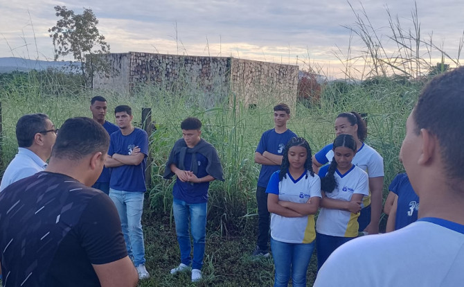 Com memorial ao fundo, estudantes aprenderam sobre o conflito que marcou a história da região do Bico do Papagaio - Foto: Divulgação 