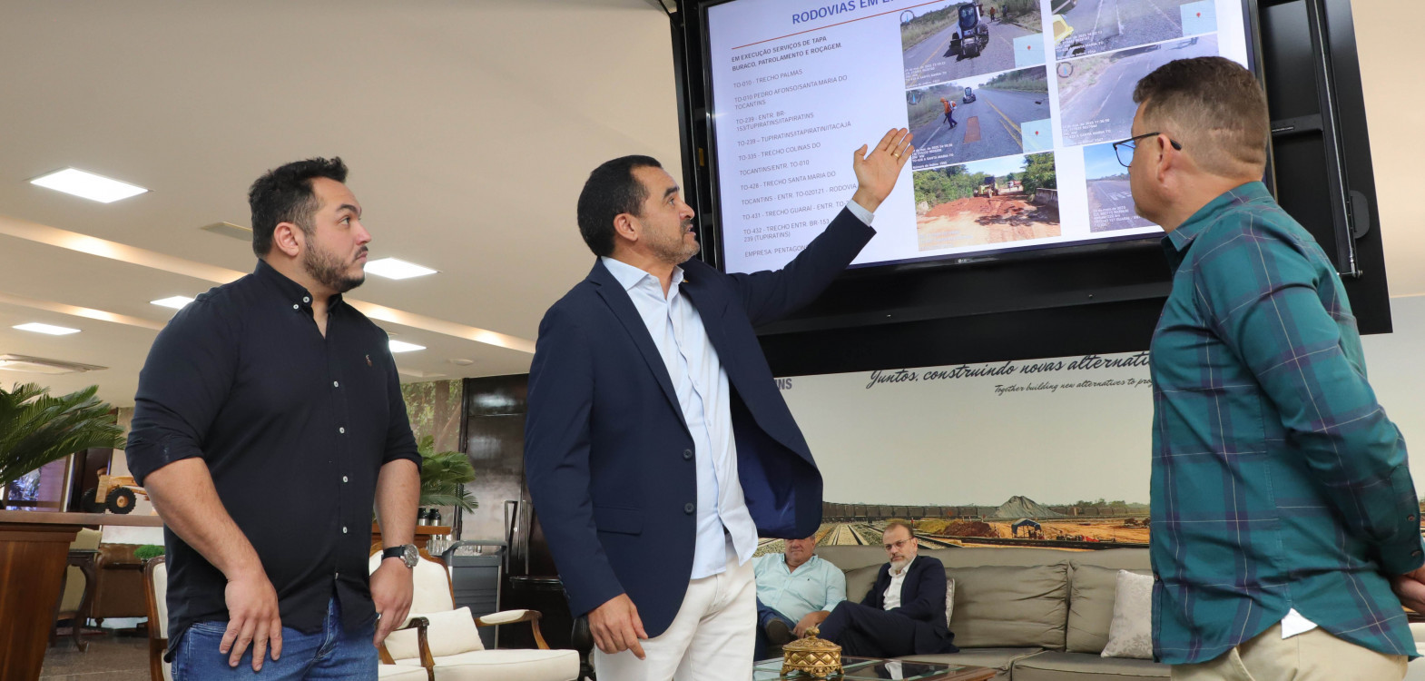 Governador Wanderlei Barbosa durante reunião com equipe da Ageto para tratar da recuperação emergencial das rodovias estaduais
