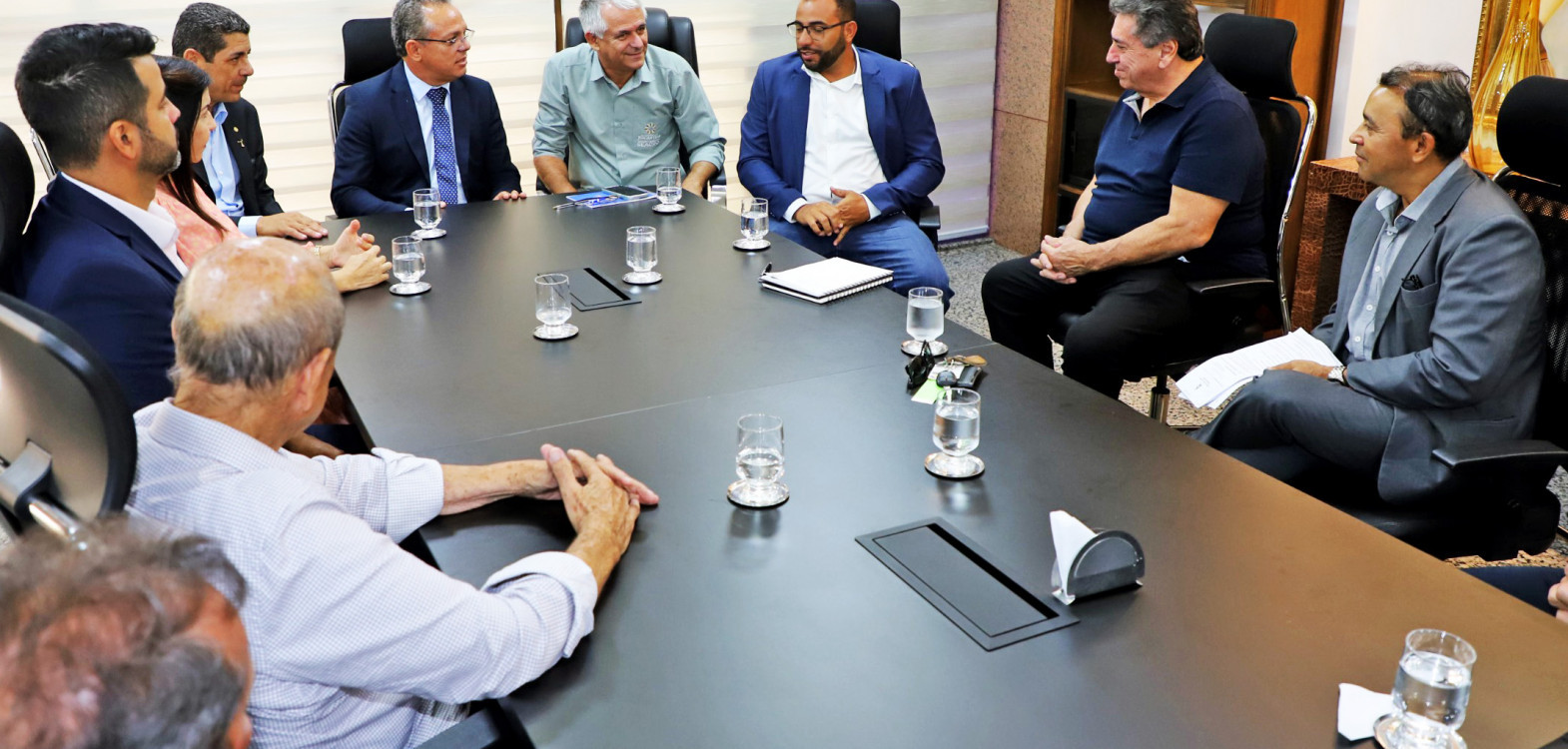 Secretário da Fazenda, Donizeth Silva, representa o governador Wanderlei Barbosa em reunião com empresários do Frigorífico Estrela

