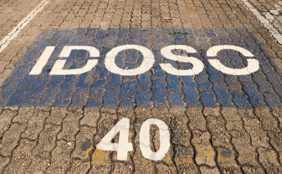 Detran/TO orienta sobre emissão do cartão para estacionamento exclusivo de idosos