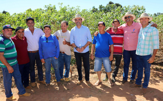 A entrega simbólica do primeiro caminhão de calcário foi realizada na Associação Monte Alegre, próxima ao distrito de Campo Maior, em Nova Rosalândia - Esequias Araújo/Governo do Tocantins