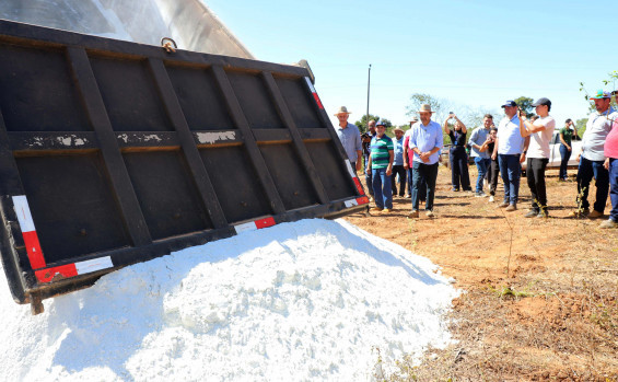 Durante o lançamento do projeto, o governador Wanderlei Barbosa realizou a entrega simbólica do primeiro caminhão de calcário - Esequias Araújo/Governo do Tocantins