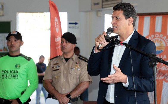 Durante a solenidade o presidente do Detran/TO, Willian Gonzaga entregou cinco kits com tendas, faixas e balões infláveis que serão utilizados nos pontos de apoio e fiscalização dos agentes de trânsito, PM e demais forças de segurança nas praias - Felix Carneiro/Governo do Tocantins