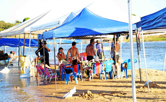 Visitantes aproveitam o clima e a gastronomia local na tradicional Praia da Gaivota, às margens do Rio Araguaia - Ademir dos Anjos/Governo do Tocantins