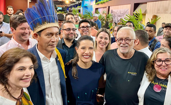 Os secretários Tião Pinheiro e Paulo Xerente, e a coordenadora do PAB no Tocantins, Núbia Cursino, durante encontro com a governadora de Pernambuco, Raquel Lyra, e a vice-governadora Priscila Krause Branco - Paulo Gualberto/Governo do Tocantins