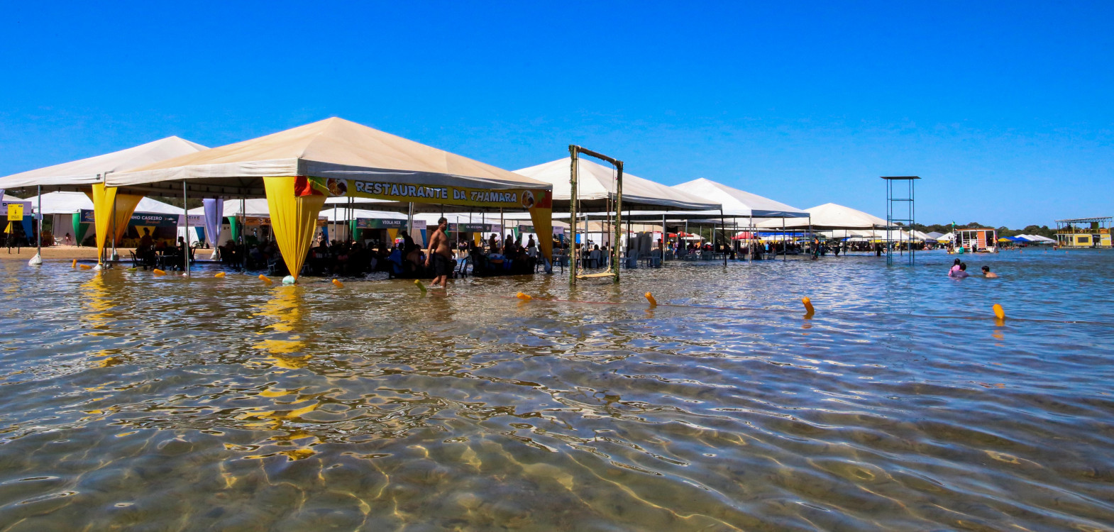 Com águas cristalinas e areia branca, a Praia da Tartaruga se destaca como um dos principais atrativos turísticos do sul do estado