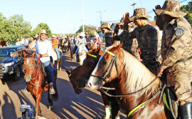 Governador Wanderlei Barbosa participa de cavalgada durante festejo religioso em Aparecida do Rio Negro
