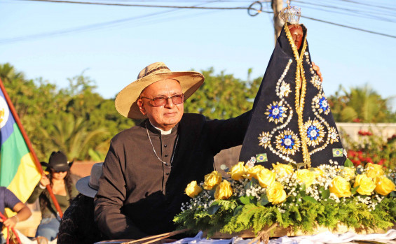 Governador Wanderlei Barbosa participa de cavalgada durante festejo religioso em Aparecida do Rio Negro
