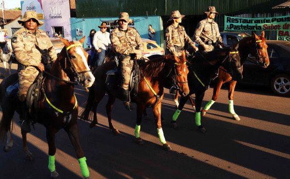 Governador Wanderlei Barbosa participa de cavalgada durante festejo religioso em Aparecida do Rio Negro