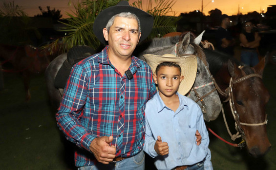 Governador Wanderlei Barbosa participa de cavalgada durante festejo religioso em Aparecida do Rio Negro