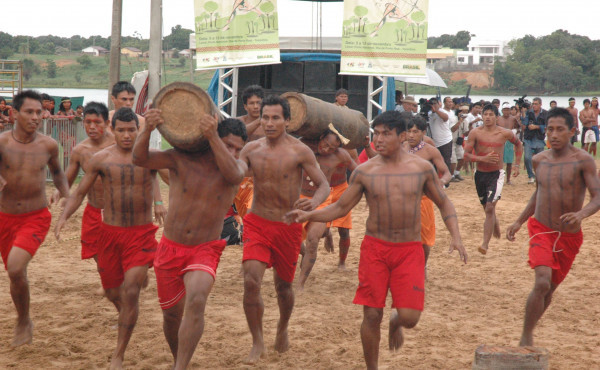 Cultura: Conheça a corrida tradicional indígena com tora