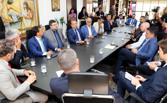 Secretário de Estado da Fazenda, Donizeth Aparecido Silva, detalha ao embaixador suíço o cenário fiscal sólido do Tocantins e as estratégias para atração de investimentos - Aldemar Ribeiro/Governo do Tocantins