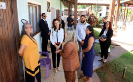 Governo do Tocantins apresenta Casa de Apoio e Projeto Mãos Que Criam à embaixatriz da Suíça