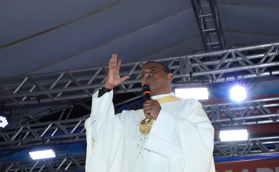 Padre Eldinei Carneiro conduz celebrações na Romaria da Sucupira e relembra a origem histórica do evento, destacando o crescimento da maior romaria sertaneja do Tocantins - Marcio Vieira/Governo do Tocantins