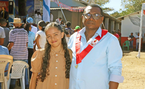  Romeiro Adão Pereira de Sousa participa da Romaria da Sucupira ao lado da afilhada Maria Eduarda, de 10 anos, batizada durante a celebração religiosa deste sábado, 2 - Marcio Vieira/Governo do Tocantins
