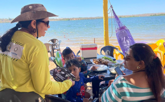 Equipes reforçaram aos visitantes da praia quanto aos riscos e às consequências de se dirigir sob a influência de álcool - Detran/Governo do Tocantins