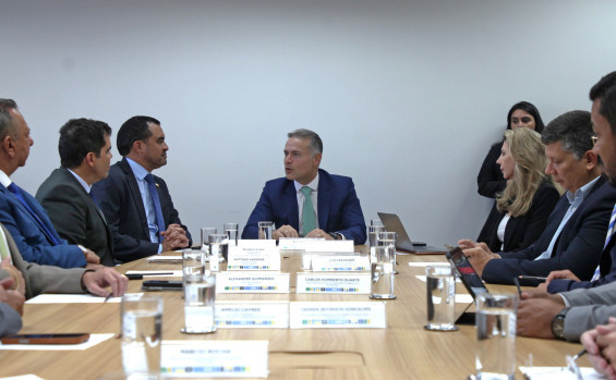 Ministro dos Transportes, Renan Filho, agradeceu a visita do governador e reafirmou o compromisso de entregar a ponte ainda este ano - Thiago Cruz/Governo do Tocantins