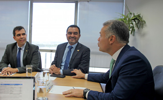 O governador do Tocantins, Wanderlei Barbosa, esteve nesta quarta-feira, 6, em Brasília, onde se reuniu com o ministro dos Transportes, Renan Filho - Thiago Cruz/Governo do Tocantins