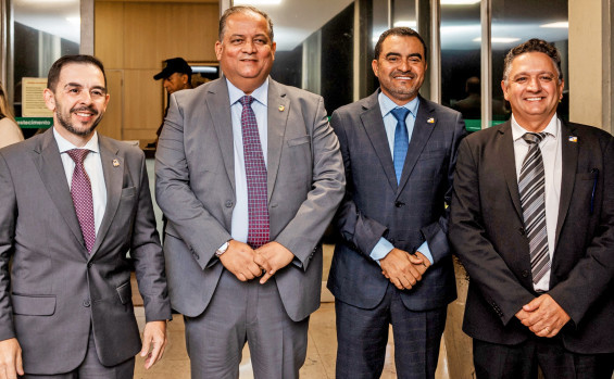 O governador do Tocantins, Wanderlei Barbosa, reuniu-se com o ministro da Agricultura e Pecuária, Carlos Fávaro, nessa quarta-feira, 6, em Brasília/DF, com os objetivos de proteger o agronegócio do Tocantins e evitar prejuízos causados pela tarifa de 50% imposta pelos Estados Unidos sobre determinados produtos brasileiros. A busca por novos mercados para a exportação agropecuária tocantinense foi o tema principal do encontro. Dentre os produtos no qual o estado se destaca na exportação está a carne bovina que representa cerca de 60% do que é comercializado para os Estados Unidos.

De janeiro a junho de 2025, o Tocantins exportou aproximadamente US$ 25 milhões em carne bovina para os Estados Unidos. “Estamos em busca de novos mercados para compensar as perdas que o nosso estado poderá ter com essa taxação. Trabalhamos por soluções que auxiliem nossos produtores rurais e pecuaristas; e contamos com o apoio do Governo Federal nessa missão”, afirmou o governador Wanderlei Barbosa.

O ministro Carlos Fávaro destacou o trabalho do Governo Federal na abertura de novos mercados internacionais para os produtos brasileiros. Sobre a carne, o ministro citou avanços nas negociações com o México e outros países estratégicos. “Atualmente, exportamos carnes para 160 países. Temos parcerias importantes com nações como Coreia do Sul, Vietnã, Turquia e Japão, que juntas representam 30% dessas exportações”, ressaltou.

Negociações sobre a tarifa

Segundo Carlos Fávaro, o Governo Brasileiro intensificou as negociações para ampliar a lista de produtos isentos da nova tarifa de 50%. “Estamos atuando para que mais produtos, como carne bovina, pescado e café, fiquem de fora da taxação. A medida ainda não está confirmada, mas acreditamos que haverá pressão interna nos Estados Unidos, inclusive por conta do impacto inflacionário que ela pode causar por lá”, explicou.

O ministro também recomendou que o Tocantins continue investindo em rastreabilidade do rebanho. “Muitos países, principalmente da Europa, só compram carne de áreas sem desmatamento. Por isso, sugerimos que os pecuaristas do Tocantins invistam na adoção de chips nos animais, pois essa medida tem se tornado cada vez mais relevante”, finalizou Carlos Fávaro.

Reforço do setor produtivo

Presente na equipe tocantinense em Brasília, o presidente do Sindicato de Carnes do Tocantins, Oswaldo Stival Júnior, elogiou o trabalho do Governo Federal na abertura de novos mercados, mas solicitou atenção especial ao estado. “A inclusão de frigoríficos do Tocantins nessas novas parcerias, aliada a eventuais compensações fiscais em estudo pelo Governo Federal, trará segurança aos nossos produtores para que continuem produzindo, sabendo que contarão com apoio neste momento delicado”, afirmou.

Também participaram da reunião o senador Eduardo Gomes; os deputados federais Alexandre Guimarães e Antonio Andrade; o presidente da Assembleia Legislativa do Tocantins (Aleto), Amélio Cayres; o deputado estadual Luciano Oliveira; o secretário de Estado da Comunicação, Márcio Rocha; o secretário extraordinário de Representação do Tocantins em Brasília, Carlos Manzini Júnior; o secretário de Estado da Indústria, Comércio e Serviço, Carlos Humberto; e o secretário de Estado da Agricultura e Pecuária, Jaime Café.

Reunião no Ministério da Agricultura e Pecuária teve como objetivos proteger setor agropecuário tocantinense e evitar prejuízos causados por barreiras comerciais impostas pelos Estados Unidos - Vinícius Santa Rosa/Governo do Tocantins

Governador do Tocantins, Wanderlei Barbosa, reuniu-se com o ministro da Agricultura e Pecuária, Carlos Fávaro, nessa quarta-feira, 6, em Brasília - Vinícius Santa Rosa/Governo do Tocantins

Reunião no Ministério da Saúde objetivou proteger setor agropecuário tocantinense e evitar prejuízos causados por barreiras comerciais impostas pelos Estados Unidos - Vinícius Santa Rosa/Governo do Tocantins