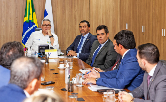 O governador do Tocantins, Wanderlei Barbosa, participou, nessa quarta-feira, 6, em Brasília/DF, de uma reunião com o ministro da Saúde, Alexandre Padilha, para discutir pautas prioritárias que visam ao fortalecimento da rede pública de saúde do Estado. 

Com mais de 1,5 milhão de habitantes e 139 municípios, o Tocantins tem 92% da população dependente exclusivamente do Sistema Único de Saúde (SUS). A rede estadual é responsável por mais de 70% dos leitos clínicos e 97% dos leitos de Unidade de Terapia Intensiva (UTI) em funcionamento no estado. A reunião teve como objetivo ampliar o apoio do governo federal a essa estrutura.

Na ocasião, o governador Wanderlei Barbosa destacou as prioridades da gestão na área da saúde e a importância do apoio da União. “Viemos com pautas concretas e estruturantes. Nossa prioridade é ampliar o acesso à saúde com qualidade, garantir que os hospitais regionais funcionem plenamente e proteger a população contra o avanço de doenças evitáveis, como o sarampo”, enfatizou.

Reforço no financiamento da média e alta complexidade

A principal demanda apresentada foi o aumento do Teto Financeiro de Média e Alta Complexidade (Teto MAC), com pedido de incorporação de R$ 112 milhões ao valor atualmente repassado ao Estado. O montante representa a parcela restante dos R$ 200 milhões solicitados em 2023, considerando que, atualmente, o Tocantins arca com 55% dos custos dessa atenção com recursos próprios, enquanto a União contribui com 41%.

Durante o encontro, o governador ressaltou que o Estado tem investido com recursos próprios para manter e expandir a rede pública de saúde, mas reforçou a necessidade de apoio federal para garantir a sustentabilidade e a continuidade dos serviços especializados.

Habilitação de leitos de UTI

Na oportunidade, também foi solicitada a habilitação de 11 leitos de UTI Adulto Tipo II no Instituto Sinai, em Palmas. Os leitos já estão em funcionamento, com proposta aprovada no sistema federal, mas aguardam formalização para garantir o cofinanciamento da União.

Outro ponto discutido foi o alto custo com a manutenção de leitos contratualizados na rede privada. Atualmente, são 90 leitos de UTI custeados exclusivamente com recursos do tesouro estadual, sem habilitação federal.

Presente na reunião, o secretário de Estado da Saúde, Carlos Felinto, salientou a importância do reforço financeiro. “Nossa pauta inclui solicitações de incremento financeiro para manter e ampliar os serviços já ofertados. Com o apoio do governo federal, esperamos dobrar a nossa capacidade de atendimento nos próximos anos”, pontuou.

Enfrentamento ao sarampo

Diante do aumento de casos de sarampo no Tocantins, o governador evidenciou a importância do apoio federal nas ações de vigilância, diagnóstico e imunização. A reunião antecede o Dia D de Vacinação, programado para este sábado, 9, em todo o estado. A ação, coordenada pela Secretaria de Estado da Saúde (SES/TO), busca mobilizar os 139 municípios tocantinenses em um esforço conjunto para elevar os índices de cobertura vacinal, especialmente em áreas de maior vulnerabilidade.

Presenças

Também participaram da reunião os deputados federais Ricardo Ayres e Alexandre Guimarães; o presidente da Assembleia Legislativa do Tocantins (Aleto), deputado estadual Amélio Cayres; o deputado estadual Luciano Oliveira; o secretário de Estado da Comunicação, Márcio Rocha; o secretário extraordinário de Representação do Tocantins em Brasília, Carlos Manzini Júnior; o prefeito de Porto Nacional, Ronivon Maciel; e demais autoridades técnicas do governo federal.

O secretário de Estado da Saúde, Carlos Felinto, apresentou dados sobre os custos hospitalares do Tocantins e solicitou apoio federal para ampliar a capacidade de atendimento - Vinícius Santa Rosa/Governo do Tocantins

Também participaram da reunião parlamentares da bancada federal tocantinense, da Assembleia Legislativa e demais autoridades técnicas do governo federal - Vinícius Santa Rosa/Governo do Tocantins

Governador Wanderlei Barbosa e ministro Alexandre Padilha discutem pautas prioritárias para o fortalecimento da rede pública de saúde no Tocantins - Vinícius Santa Rosa/Governo do Tocantins