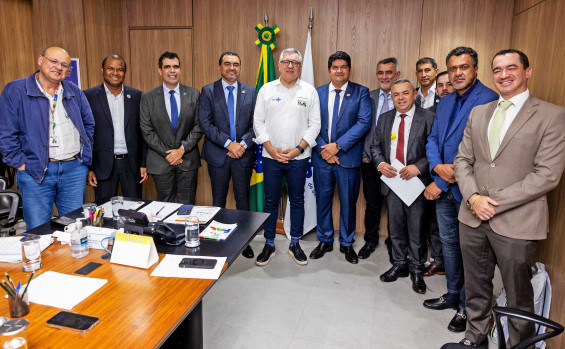 O governador do Tocantins, Wanderlei Barbosa, participou, nessa quarta-feira, 6, em Brasília/DF, de uma reunião com o ministro da Saúde, Alexandre Padilha, para discutir pautas prioritárias que visam ao fortalecimento da rede pública de saúde do Estado. 

Com mais de 1,5 milhão de habitantes e 139 municípios, o Tocantins tem 92% da população dependente exclusivamente do Sistema Único de Saúde (SUS). A rede estadual é responsável por mais de 70% dos leitos clínicos e 97% dos leitos de Unidade de Terapia Intensiva (UTI) em funcionamento no estado. A reunião teve como objetivo ampliar o apoio do governo federal a essa estrutura.

Na ocasião, o governador Wanderlei Barbosa destacou as prioridades da gestão na área da saúde e a importância do apoio da União. “Viemos com pautas concretas e estruturantes. Nossa prioridade é ampliar o acesso à saúde com qualidade, garantir que os hospitais regionais funcionem plenamente e proteger a população contra o avanço de doenças evitáveis, como o sarampo”, enfatizou.

Reforço no financiamento da média e alta complexidade

A principal demanda apresentada foi o aumento do Teto Financeiro de Média e Alta Complexidade (Teto MAC), com pedido de incorporação de R$ 112 milhões ao valor atualmente repassado ao Estado. O montante representa a parcela restante dos R$ 200 milhões solicitados em 2023, considerando que, atualmente, o Tocantins arca com 55% dos custos dessa atenção com recursos próprios, enquanto a União contribui com 41%.

Durante o encontro, o governador ressaltou que o Estado tem investido com recursos próprios para manter e expandir a rede pública de saúde, mas reforçou a necessidade de apoio federal para garantir a sustentabilidade e a continuidade dos serviços especializados.

Habilitação de leitos de UTI

Na oportunidade, também foi solicitada a habilitação de 11 leitos de UTI Adulto Tipo II no Instituto Sinai, em Palmas. Os leitos já estão em funcionamento, com proposta aprovada no sistema federal, mas aguardam formalização para garantir o cofinanciamento da União.

Outro ponto discutido foi o alto custo com a manutenção de leitos contratualizados na rede privada. Atualmente, são 90 leitos de UTI custeados exclusivamente com recursos do tesouro estadual, sem habilitação federal.

Presente na reunião, o secretário de Estado da Saúde, Carlos Felinto, salientou a importância do reforço financeiro. “Nossa pauta inclui solicitações de incremento financeiro para manter e ampliar os serviços já ofertados. Com o apoio do governo federal, esperamos dobrar a nossa capacidade de atendimento nos próximos anos”, pontuou.

Enfrentamento ao sarampo

Diante do aumento de casos de sarampo no Tocantins, o governador evidenciou a importância do apoio federal nas ações de vigilância, diagnóstico e imunização. A reunião antecede o Dia D de Vacinação, programado para este sábado, 9, em todo o estado. A ação, coordenada pela Secretaria de Estado da Saúde (SES/TO), busca mobilizar os 139 municípios tocantinenses em um esforço conjunto para elevar os índices de cobertura vacinal, especialmente em áreas de maior vulnerabilidade.

Presenças

Também participaram da reunião os deputados federais Ricardo Ayres e Alexandre Guimarães; o presidente da Assembleia Legislativa do Tocantins (Aleto), deputado estadual Amélio Cayres; o deputado estadual Luciano Oliveira; o secretário de Estado da Comunicação, Márcio Rocha; o secretário extraordinário de Representação do Tocantins em Brasília, Carlos Manzini Júnior; o prefeito de Porto Nacional, Ronivon Maciel; e demais autoridades técnicas do governo federal.

O secretário de Estado da Saúde, Carlos Felinto, apresentou dados sobre os custos hospitalares do Tocantins e solicitou apoio federal para ampliar a capacidade de atendimento - Vinícius Santa Rosa/Governo do Tocantins

Também participaram da reunião parlamentares da bancada federal tocantinense, da Assembleia Legislativa e demais autoridades técnicas do governo federal - Vinícius Santa Rosa/Governo do Tocantins

Governador Wanderlei Barbosa e ministro Alexandre Padilha discutem pautas prioritárias para o fortalecimento da rede pública de saúde no Tocantins - Vinícius Santa Rosa/Governo do Tocantins