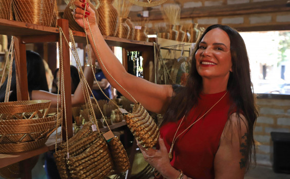 A modelo e ativista Luiza Brunet destacou a determinação das mulheres da comunidade e o impacto do empreendedorismo feminino - Márcio Vieira/Governo do Tocantins