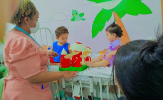 Projeto Alegria na Pediatria transforma rotina de crianças internadas no HRA