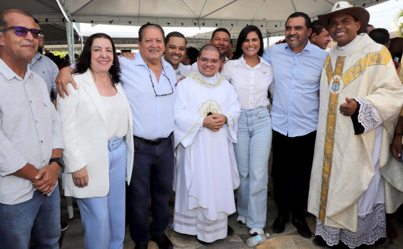 Governador Wanderlei Barbosa, acompanhado da primeira-dama e secretária extraordinária de Participações Sociais, Karynne Sotero, participou, nesta quinta-feira, 14, mais uma vez, da tradicional Missa dos Vaqueiros em Taguatinga - Tharson Lopes/Governo do Tocantins