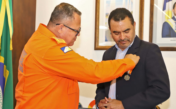 Governador Wanderlei Barbosa recebeu do CBMTO a medalha Defesa Civil, em reconhecimento aos relevantes serviços prestados à comunidade e ao estado - Esequias Araújo/Governo do Tocantins