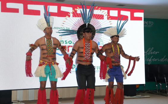 Apresentação cultural do povo Karajá abriu o lançamento da 2ª edição do projeto Defensorias do Araguaia - Loise Maria/Governo do Tocantins