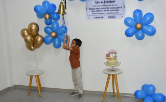 Paciente de cinco anos toca o “Sino da Felicidade” e celebra a cura do câncer no HGP