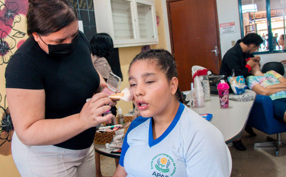 Governo do Tocantins promove Dia de Beleza para mais de 50 alunos da Apae de Palmas 