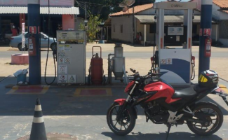 Polícias Civil e Militar identificam autores de assalto a posto de combustível em Praia Norte; um suspeito é preso e outro morre em acidente