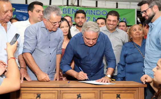 Governador  Laurez Moreira no momento da assinatura da Ordem de Serviço para reforma do Estádio Municipal de Figueirópolis - Ademir dos Anjos/Governo do Tocantins
