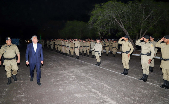 Governador Laurez Moreira participa da passagem de comando da Polícia Militar e afirma que a segurança é prioridade da gestão