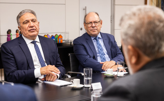 Governador Laurez Moreira busca parceria com presidente da Caixa para abertura de linhas de microcrédito aos produtores rurais tocantinenses