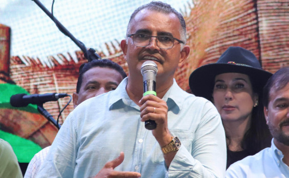 Governador Laurez Moreira prestigia Festa do Pequi e anuncia apoio à indústria de processamento do fruto em Nova Rosalândia