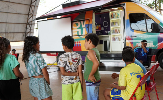 Em Caseara, Governo do Tocantins promove acesso à cultura, literatura e tecnologia com o MovCEU