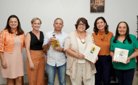 Secult recebe livro-relatório sobre mapeamento da produção de cachaça artesanal da região sudeste do Tocantins