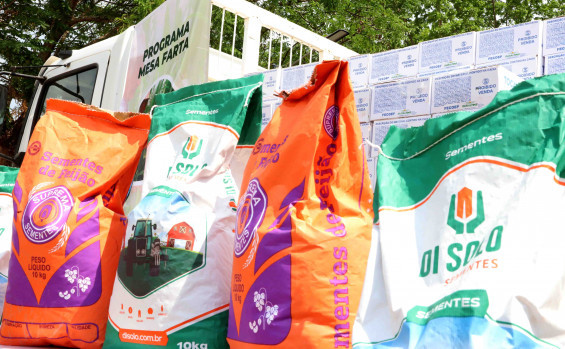 Governador Laurez Moreira entrega 800 kits de sementes do programa Mesa Farta para agricultores familiares de Araguatins