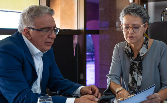 Governador Laurez Moreira em reunião com a secretária de Comunicação do Tocantins, Luiza Rocha Pinheiro - Bruno Maia/Governo do Tocantins