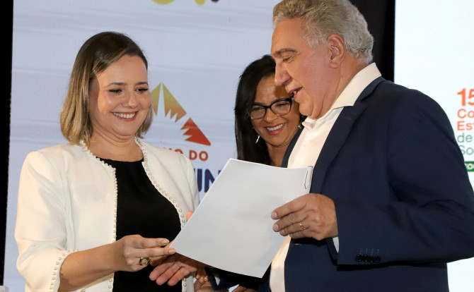 Governador Laurez Moreira recebeu a minuta do Projeto de Lei que institui o Sistema Único de Assistência Social no Tocantins, para as devidas providências legais e administrativas - Márcio Vieira/Governo do Tocantins 